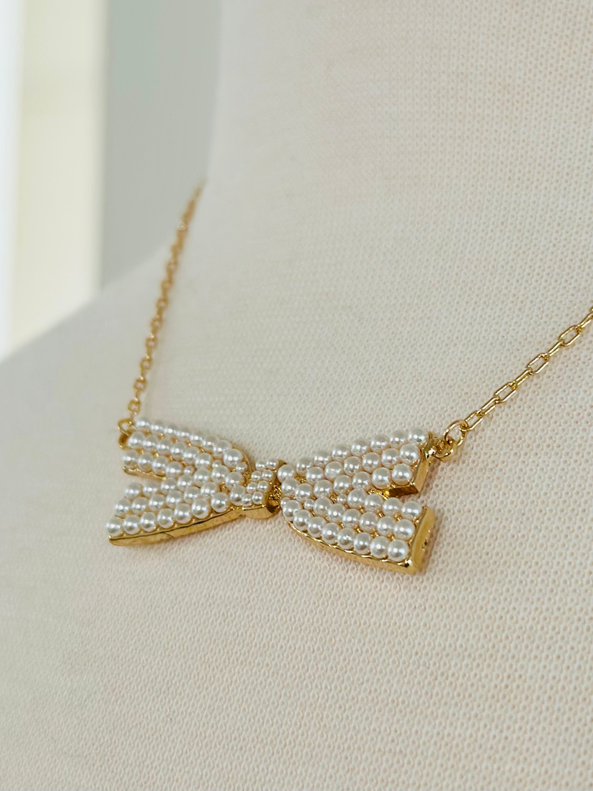 NL92 PEARL BOW NECKLACE